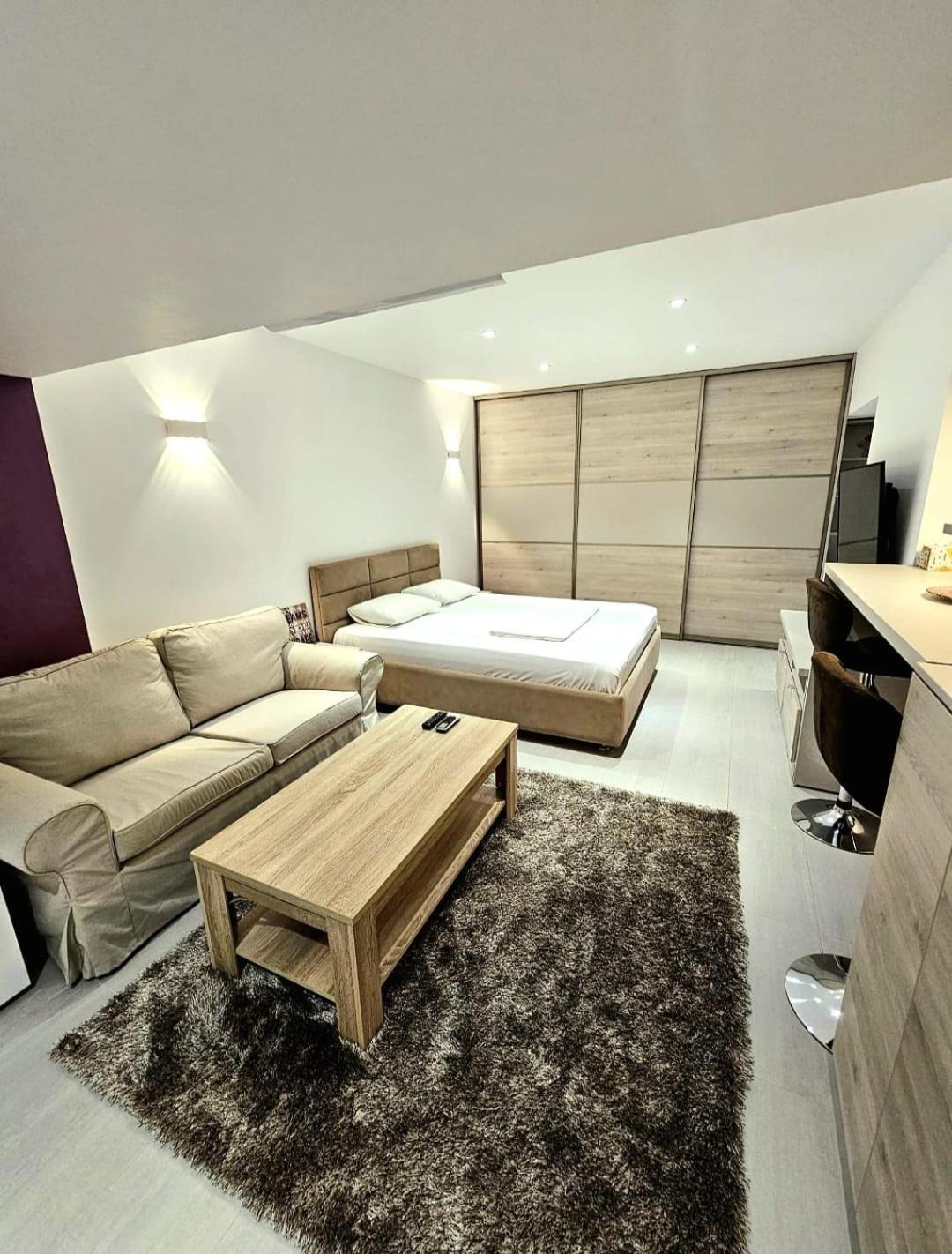 Cathedral Apartment *